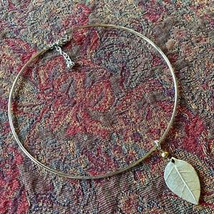 Solid Choker with Leaf